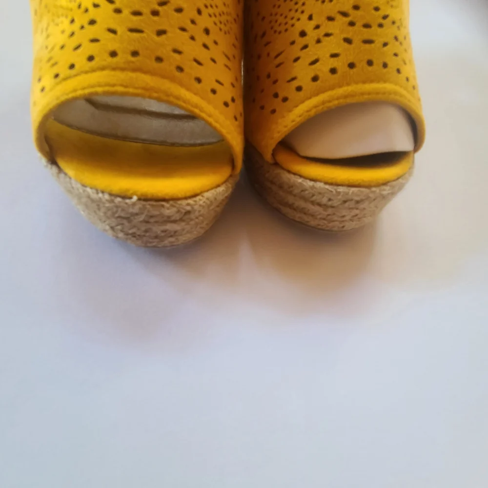 Refresh Yellow Perforated 4 In Wedge Sandals Size 8